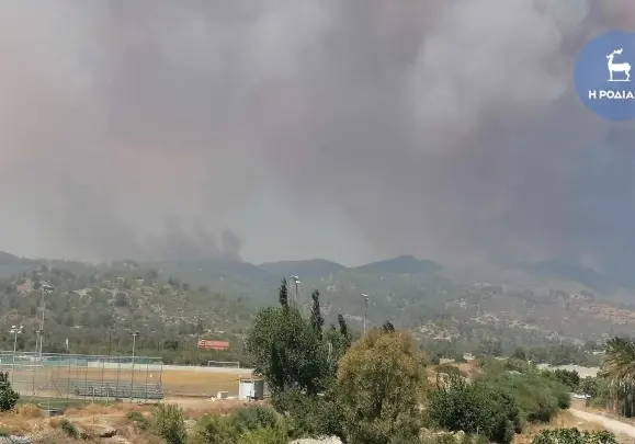 На греческом острове Родос эвакуируют 30 тысяч человек из-за лесных пожаров