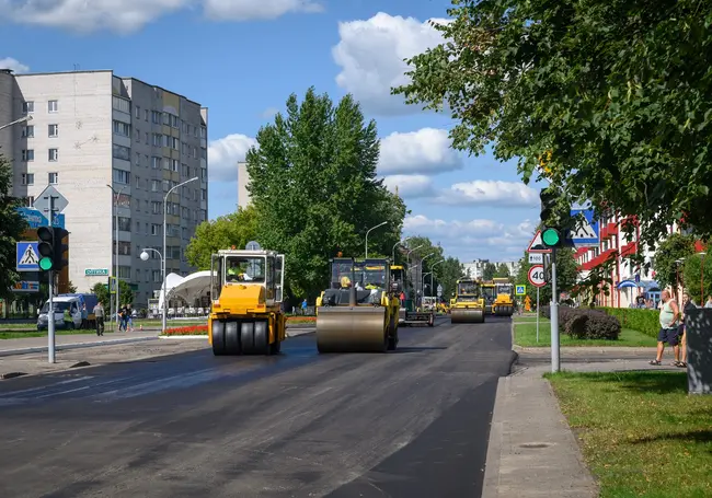 Чтобы отремонтировать улицу в центре Бобруйска, перекрывали движение. Фотофакт