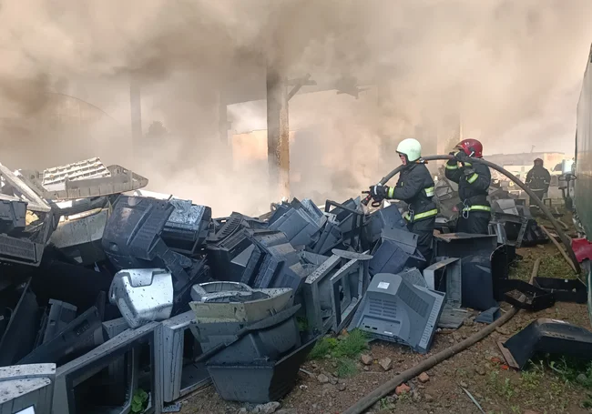 Отходы бытовой техники горели в Могилеве на территории ОАО «Бел ВТИ»