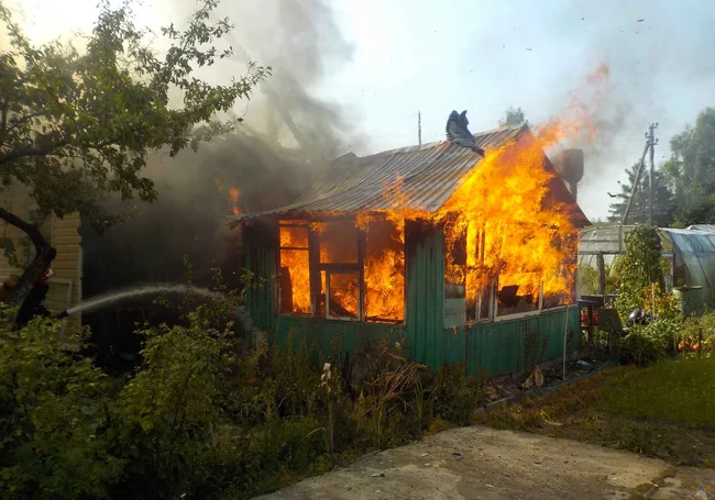 Под Бобруйском на пожаре пострадала женщина. Она вернулась в горящий дом