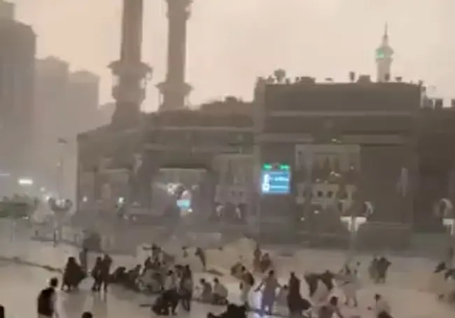Ураган в Мекке: сильный ветер в священном городе сносит людей с ног. Видео