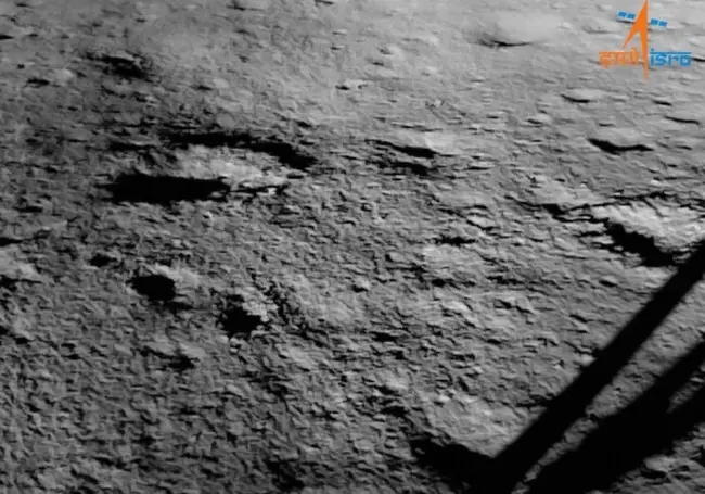 Индийский луноход выкатился на поверхность спутника Земли и сделал фото