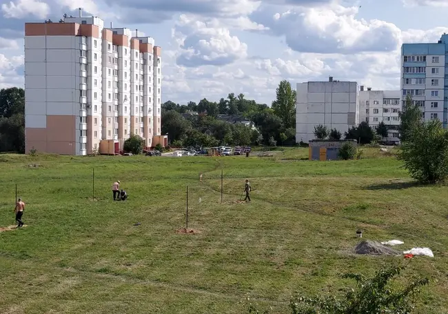 В 5-м микрорайоне Бобруйска строят площадку для выгула собак