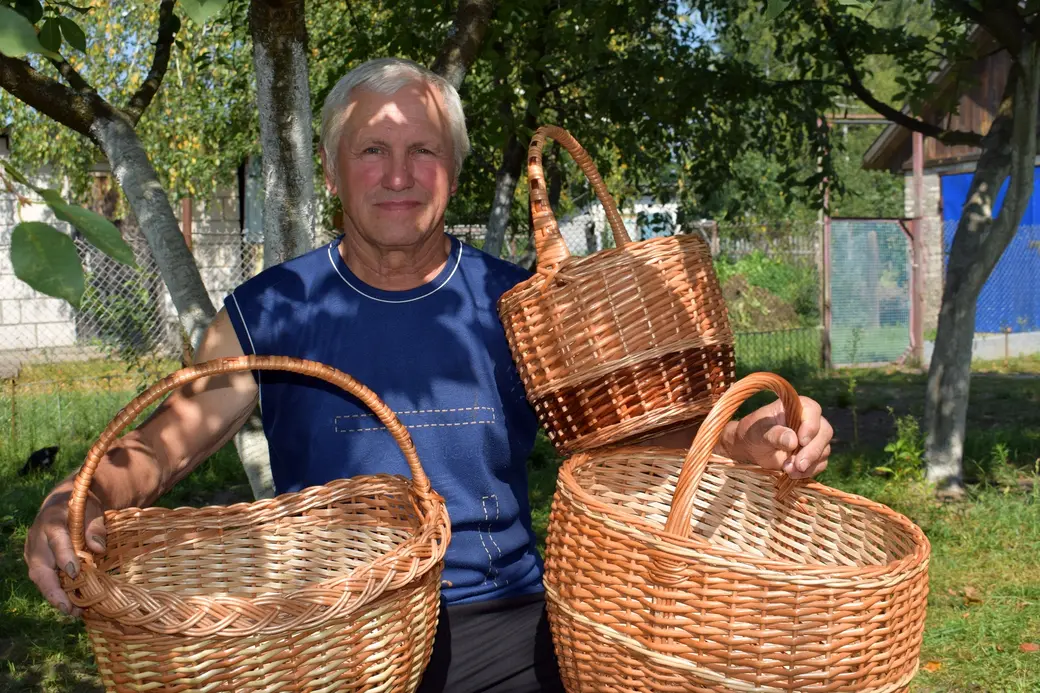 Александр Сойка – ремесленник из Бобруйского района с призами для победителей.