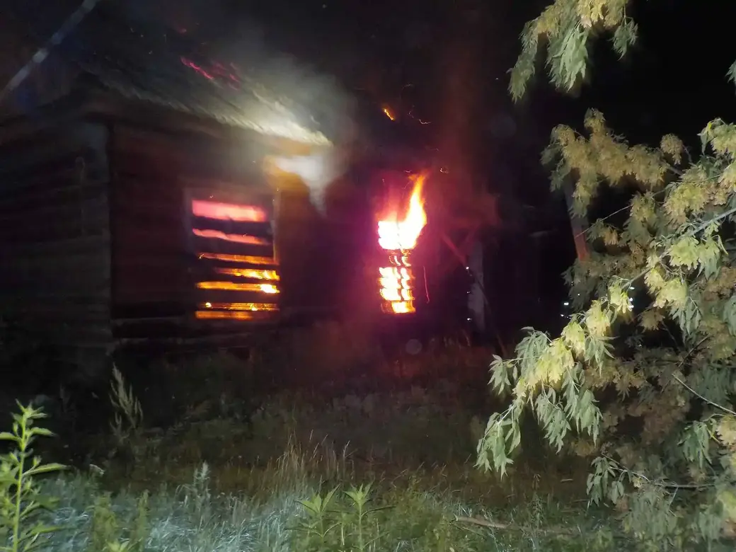 В Бобруйске за вечер горело два барака. Жильцов спасали сотрудники милиции  | bobruisk.ru