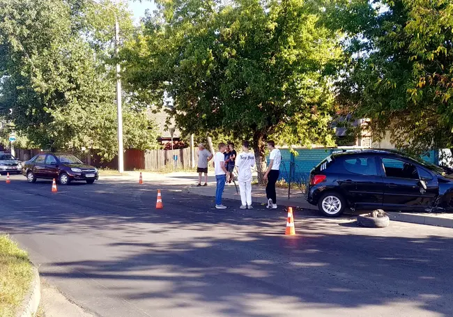 Авария в Бобруйске: у «Пежо» вырвало стойку и колесо, в машине находился ребенок. Видео