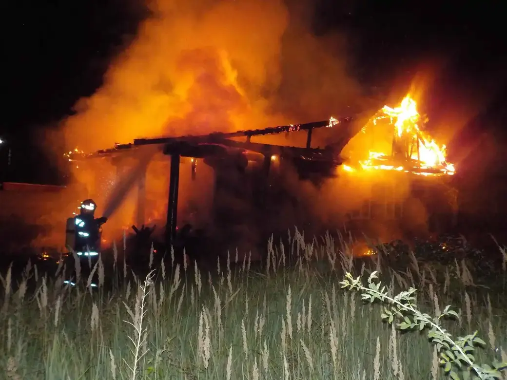 На улице Полоцкой в Бобруйске горел дом. Видео | bobruisk.ru