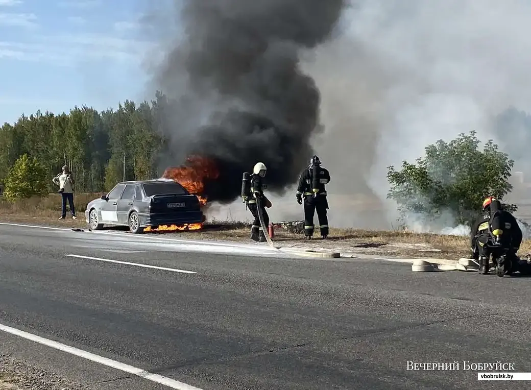 Возгорание пошло по салону». На въезде в Бобруйск тушили легковушку. Видео  | bobruisk.ru