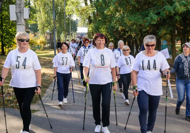 «После занятий боль в коленках прошла». В Бобруйске состоялся марафон по скандинавской ходьбе