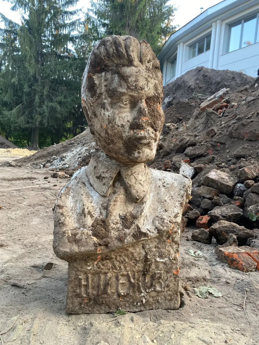 В городском парке Орла откопали бюст народного комиссара НКВД Николая Ежова.