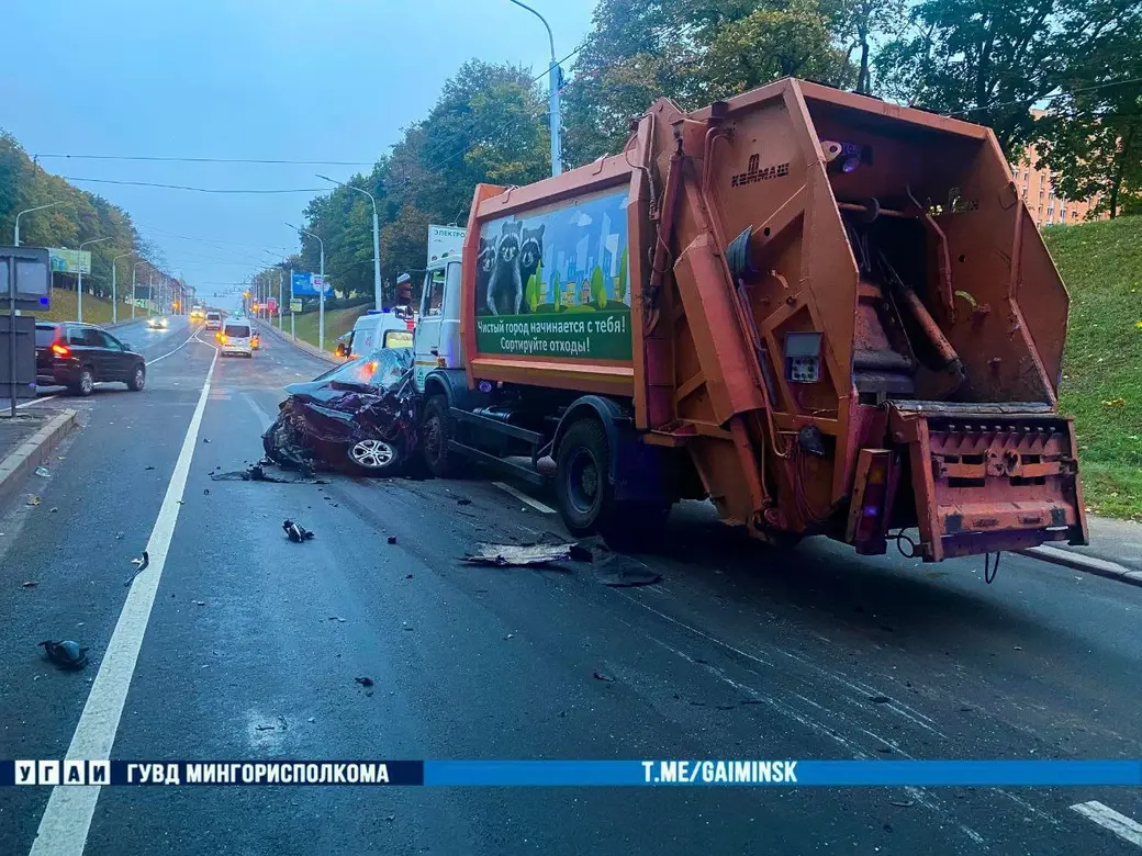 В Минске электромобиль «Яндекс.Такси» врезался в мусоровоз | bobruisk.ru