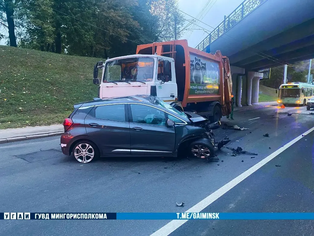 В Минске электромобиль «Яндекс.Такси» врезался в мусоровоз | bobruisk.ru