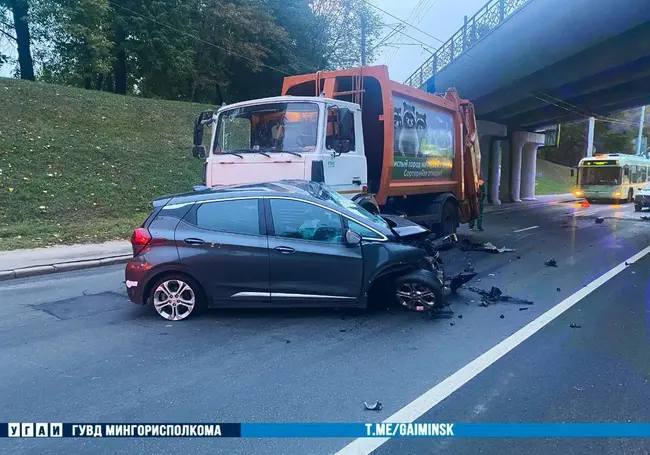 В Минске электромобиль «Яндекс.Такси» врезался в мусоровоз