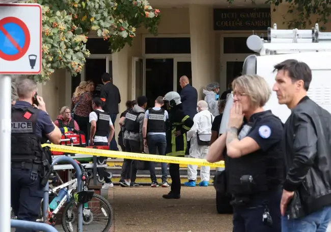 Мужчина с ножом напал на школу на севере Франции. Погиб учитель, есть раненые