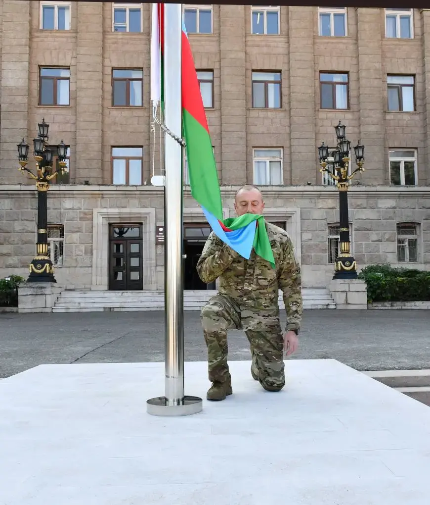 Ильхам Алиев поднял флаг Азербайджана над столицей Карабаха. Фотофакт |  bobruisk.ru