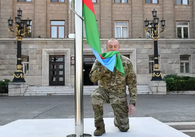 Ильхам Алиев поднял флаг Азербайджана над столицей Карабаха. Фотофакт