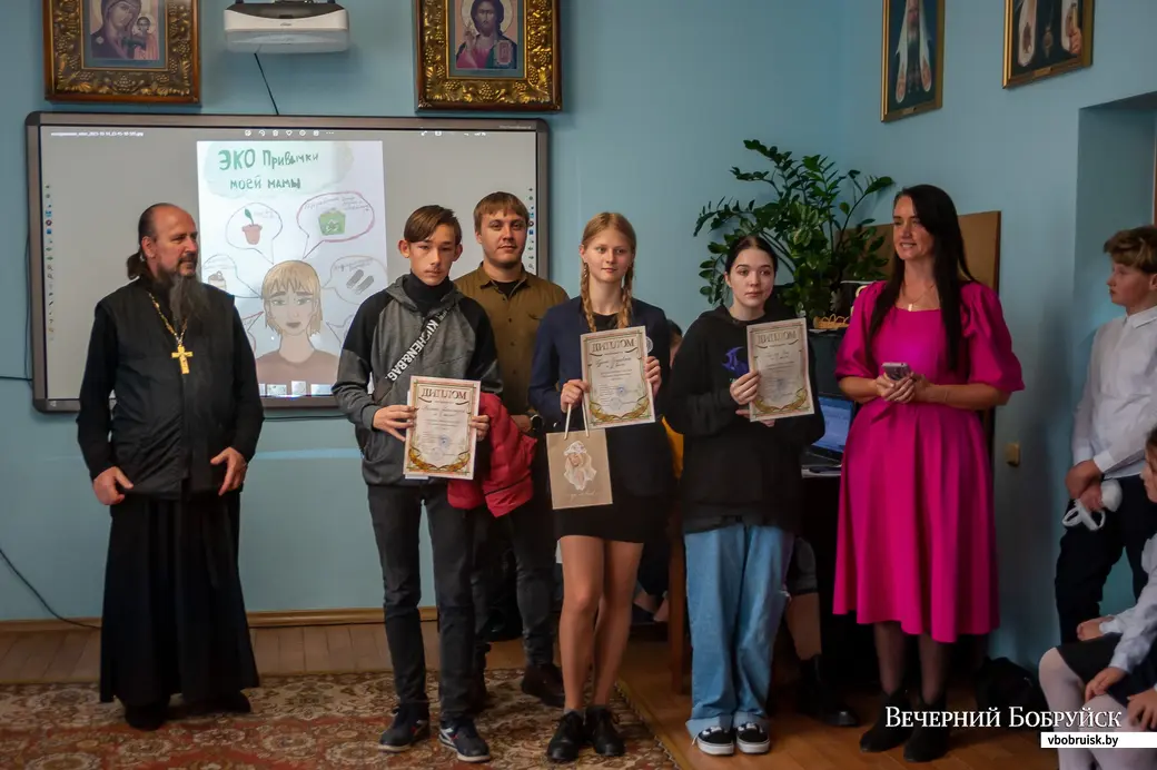 Тюменкам предлагают прийти на выпускной в платье из мусора