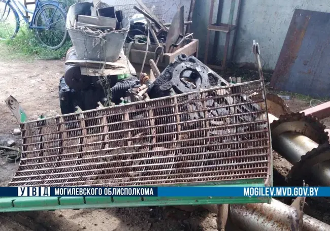 В Кировске работники похитили с территории сельхозпредприятия около 2 тонн металла