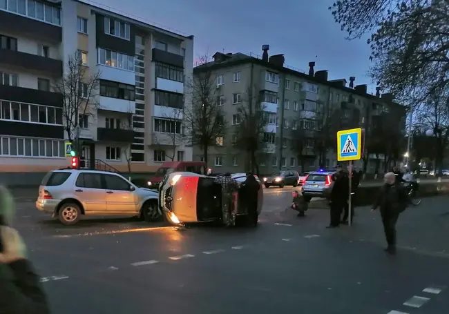 Сильная авария в Бобруйске: машина на боку, водителя извлекали спасатели. Комментарии ГАИ и МЧС