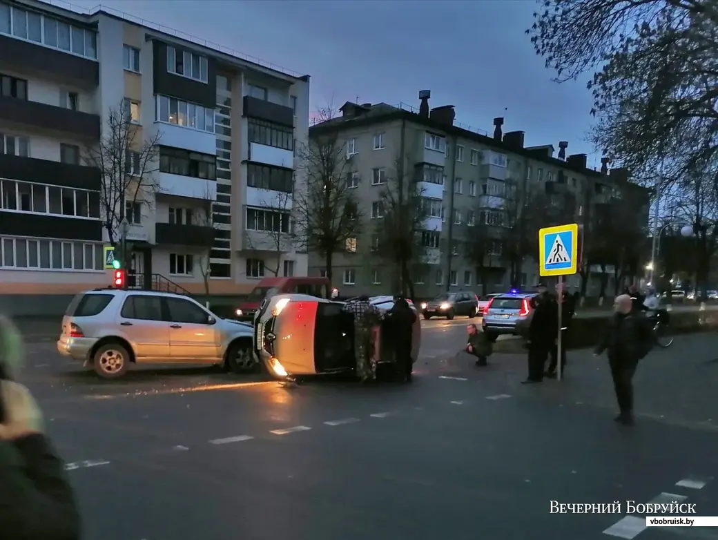 Сильная авария в Бобруйске: машина на боку, водителя извлекали спасатели.  Комментарии ГАИ и МЧС | bobruisk.ru