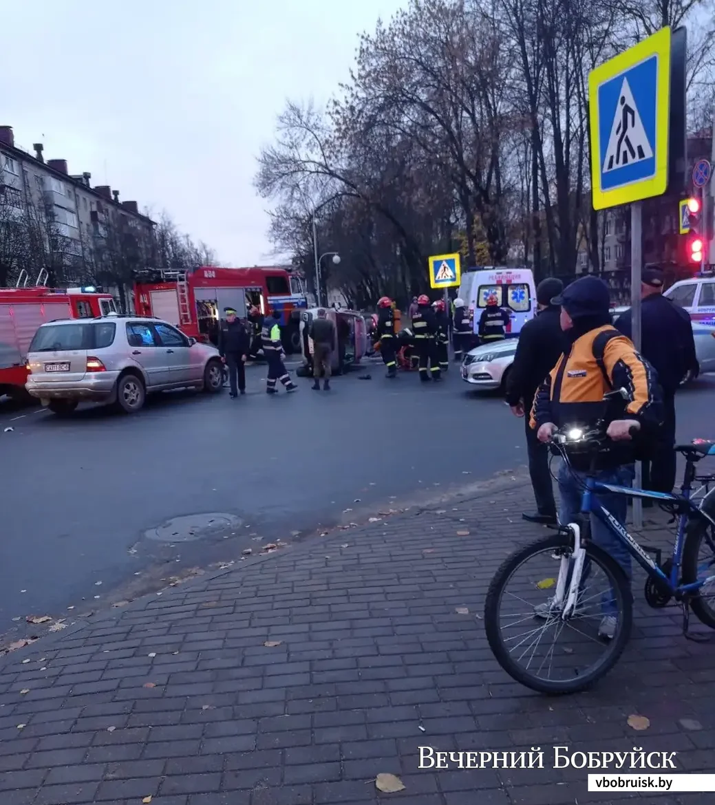 Сильная авария в Бобруйске: машина на боку, водителя извлекали спасатели.  Комментарии ГАИ и МЧС | bobruisk.ru