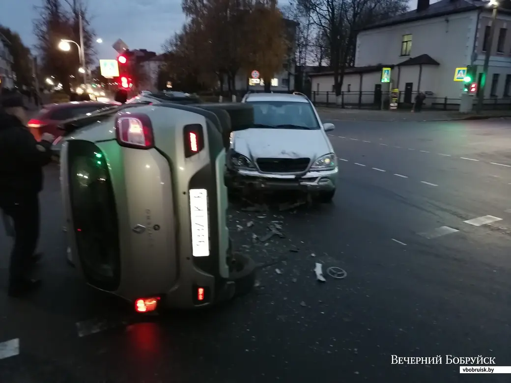 Сильная авария в Бобруйске: машина на боку, водителя извлекали спасатели.  Комментарии ГАИ и МЧС | bobruisk.ru