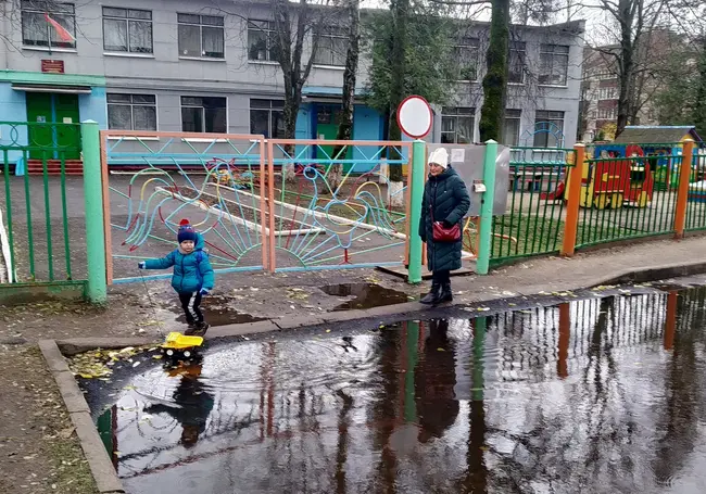 Дорогу к детсаду в центре Бобруйска заливает водой. Узнали, как решают проблему