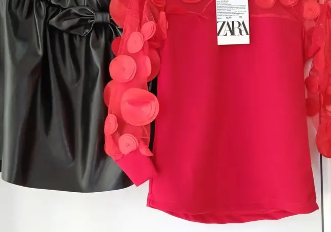 Госстандарт запретил продавать в Беларуси костюм для девочки бренда Zara