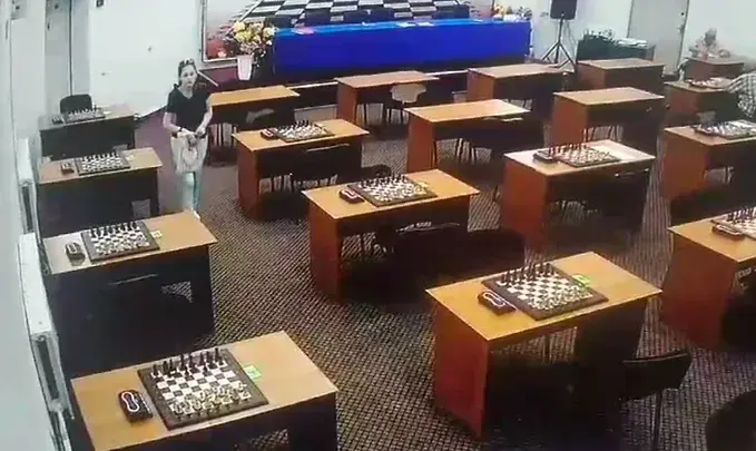 Шахматистка Амина Абакарова на фото с камер наблюдения. Фото: Кадр камеры видеонаблюдения.