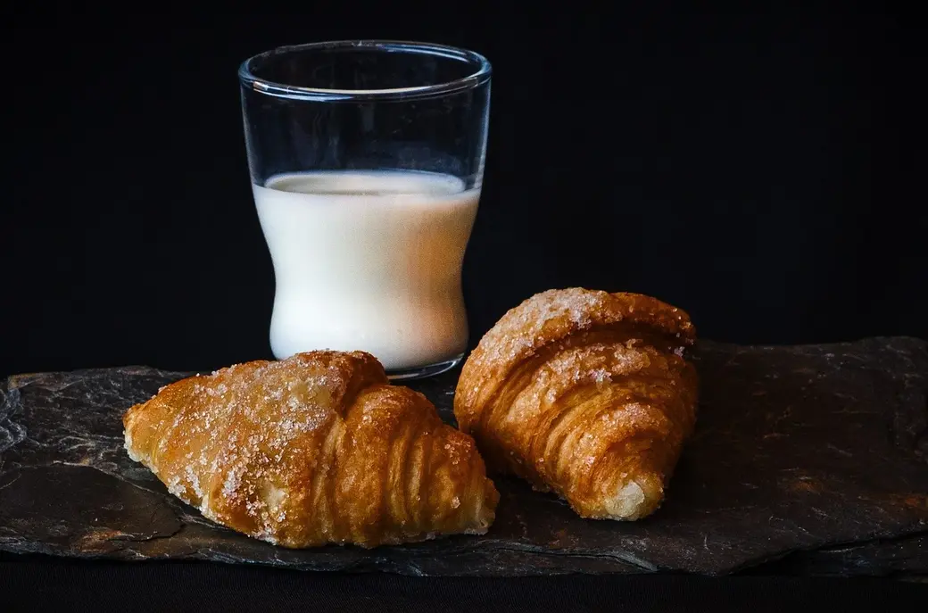 Печенье, пирог и оладьи! Что приготовить из кислого молока — несколько рецептов