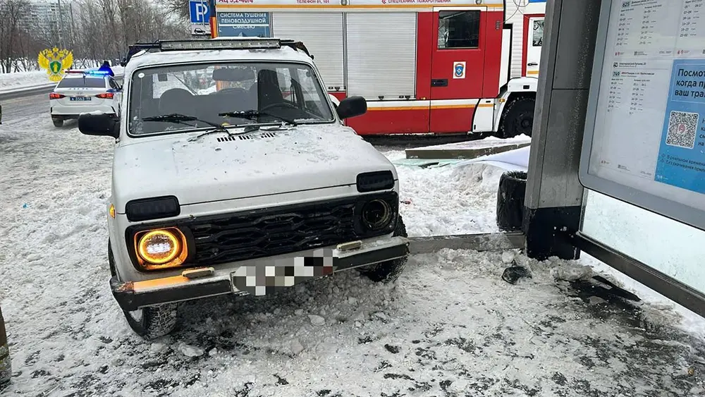 19 января 2024 года. В Москве автомобиль въехал в остановку с людьми: пять пострадавших.