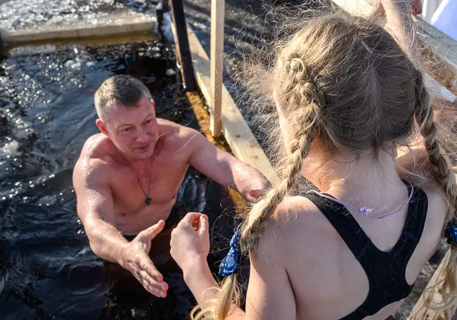 Окунание в ледяную купель и празднование Крещения в Бобруйске: наш фоторепортаж