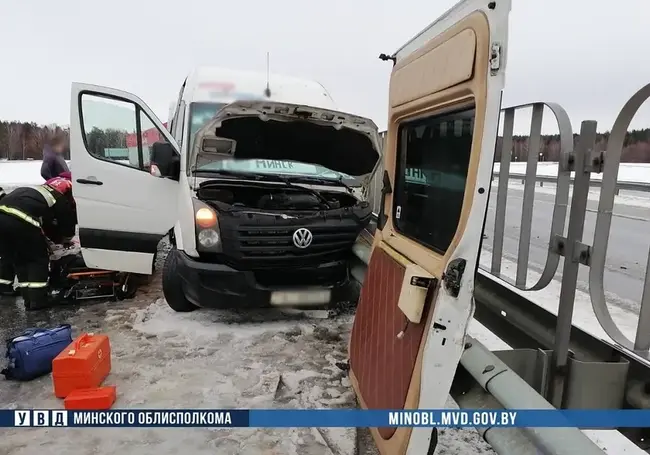 Под Березино маршрутка наехала на ограждение. Восемь человек госпитализированы (дополнено)