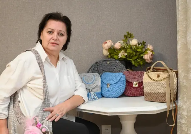 «Рублей 600-800 за ярмарку можно заработать». Как бухгалтер из Бобруйска вяжет сумки, шьет «итальянские торбы» и делает броши