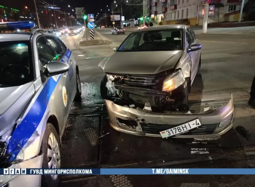 В центре Минска Volkswagen выехал на красный и столкнулся с милицейским  Chevrolet | bobruisk.ru