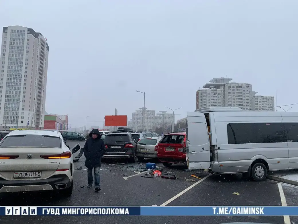 На парковке в Минске столкнулись шесть автомобилей | bobruisk.ru