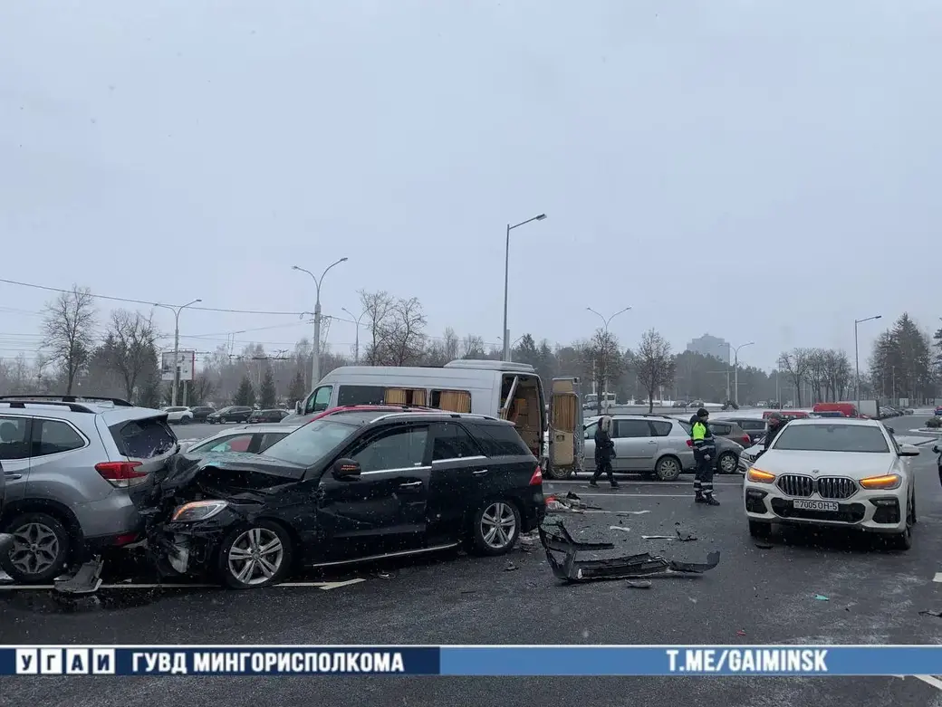 На парковке в Минске столкнулись шесть автомобилей | bobruisk.ru