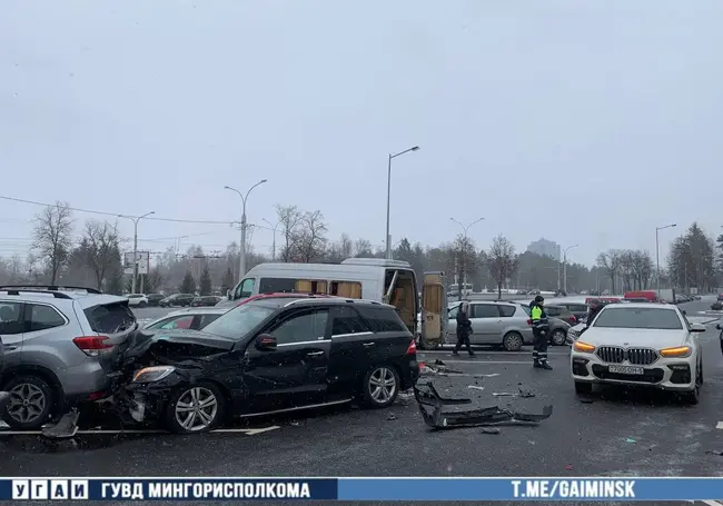 На парковке в Минске столкнулись шесть автомобилей