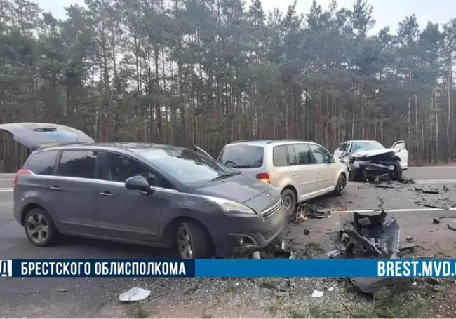 В Брестском районе столкнулись три автомобиля и трактор