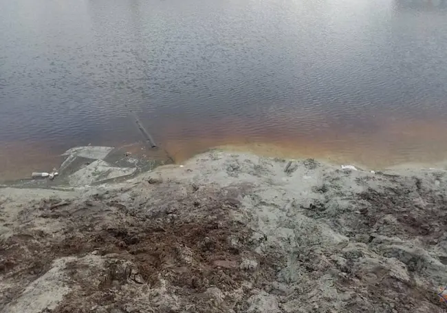 В Калинковичах на берегу озера 8-летнего мальчика засосало в слой глины. На помощь пришли спасатели (видео)