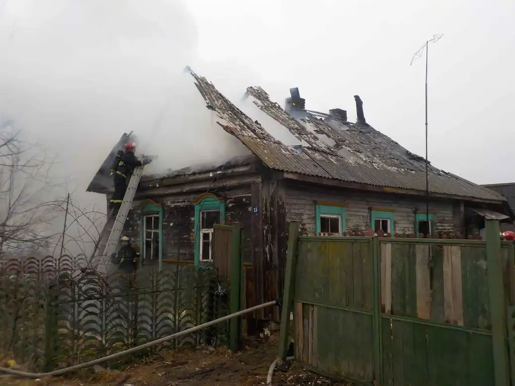 Пожар под Бобруйском оставил без крыши жилой дом | bobruisk.ru