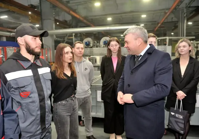 Председатель Бобруйского горисполкома встретился с молодыми специалистами завода ТДиА. Фотофакт