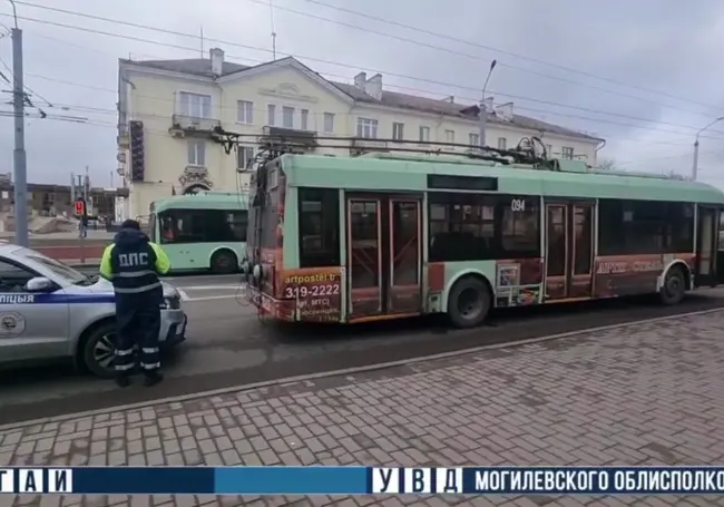 В Могилеве на пешеходном переходе школьница попала под троллейбус