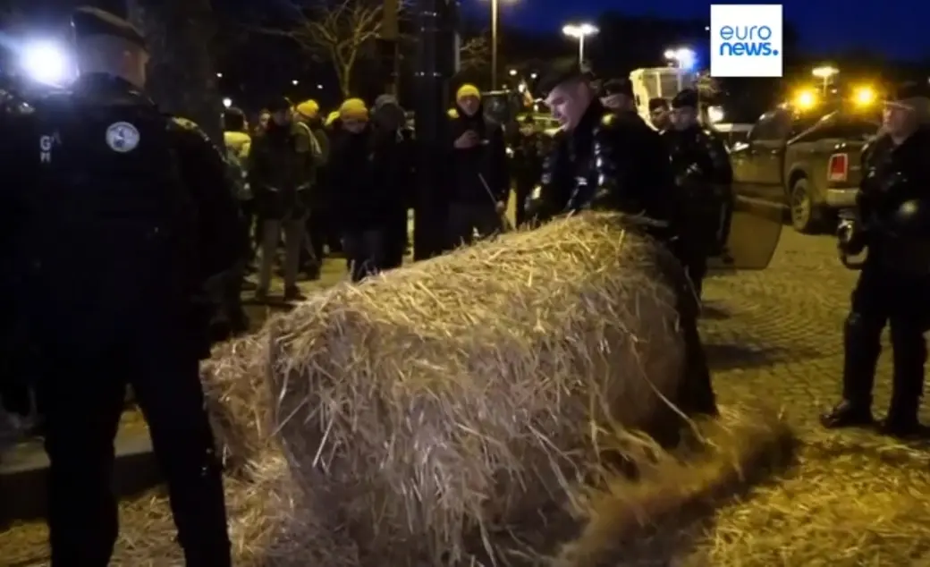 Французские фермеры разбросали солому по Елисейским полям. Кадр видео.