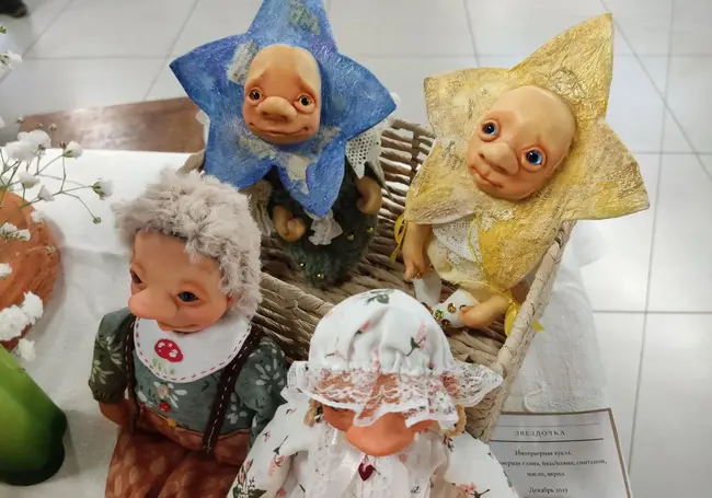 «Можно продавать в интернете, но мне нравится видеть своих покупателей»: как журналист начала делать интерьерных кукол