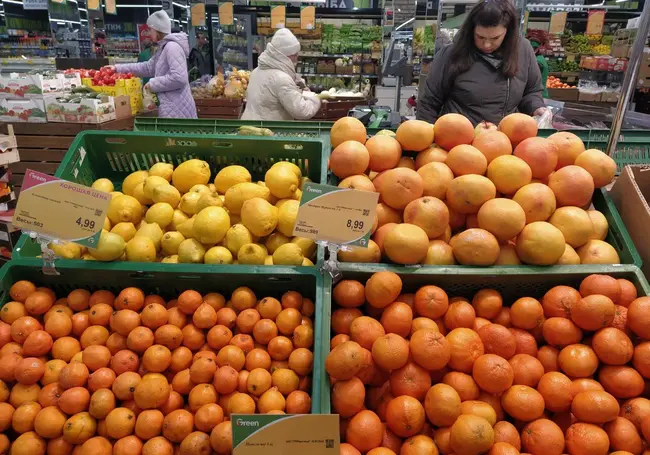 Самые дешевые апельсины в «Грошике», а яблоки – на Минском рынке, но они там и самые мелкие: изучили стоимость фруктов в