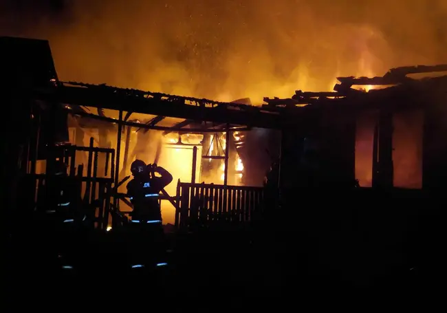 Близ Бобруйска загорелся дом. Огонь едва не перекинулся на соседние здания