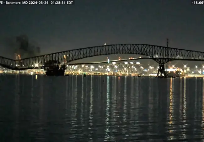 В Балтиморе рухнул главный мост. В него врезался корабль (видео)