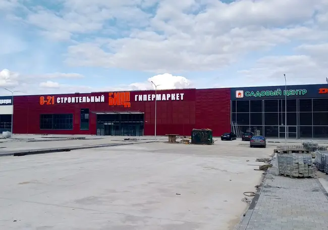 Строительный гипермаркет на главной улице Бобруйска готовится к открытию. Заехать туда покупатели смогут даже на авто (видео)