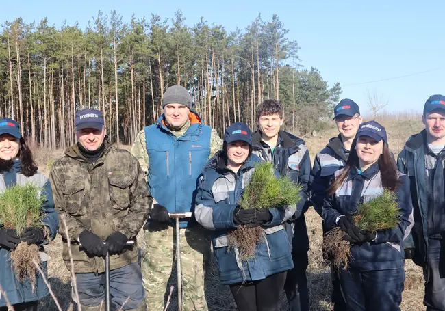 Бобруйчане активно сажают лес: работники «Бобруйскгаза» уже приняли участие в акции